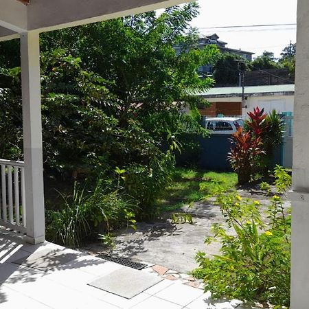 La Petite Maison, Spacieuse, Avec Jardin / Parking Sainte-Rose Bagian luar foto