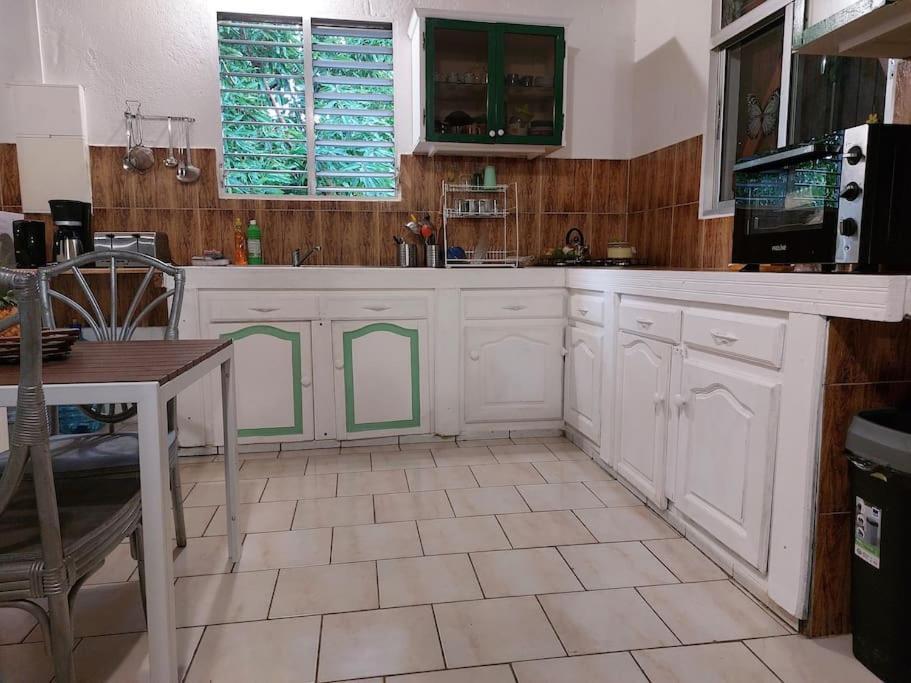 La Petite Maison, Spacieuse, Avec Jardin / Parking Sainte-Rose Bagian luar foto
