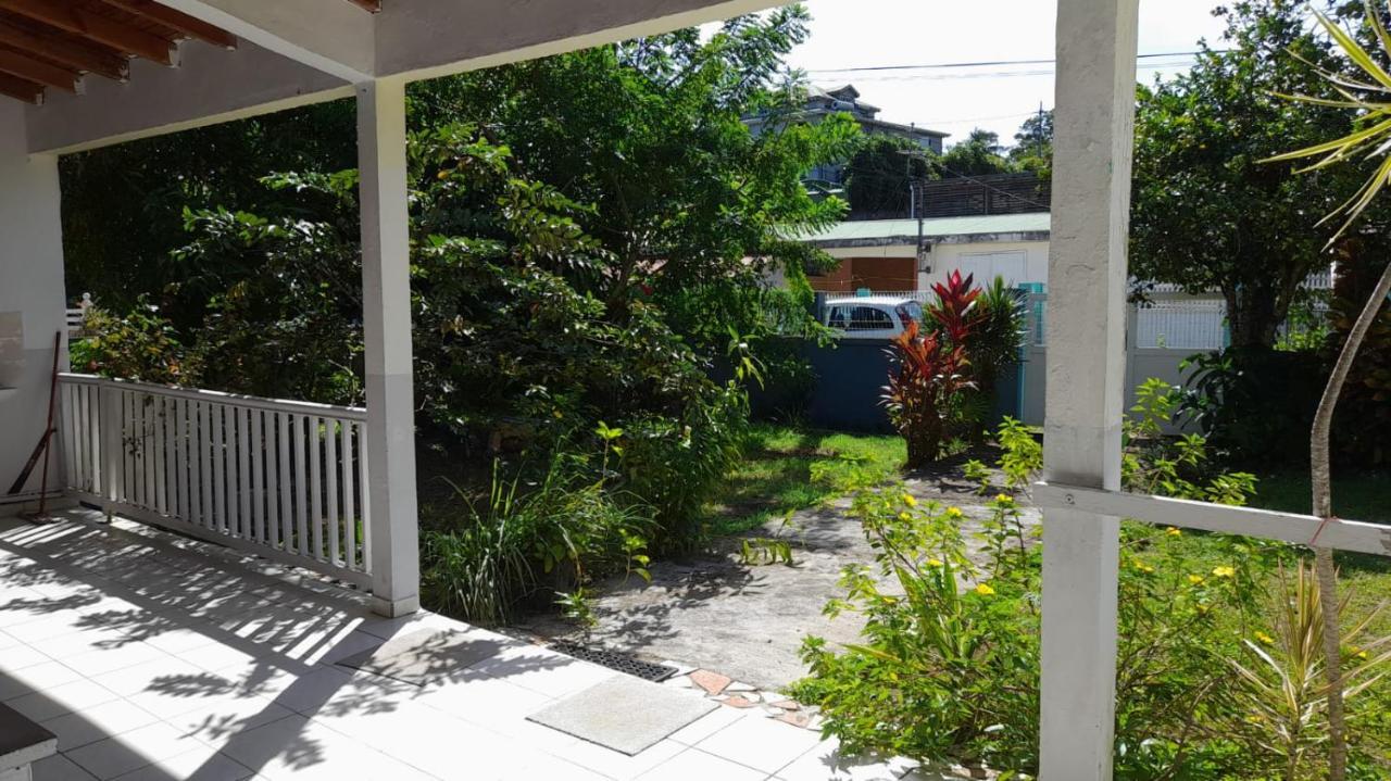 La Petite Maison, Spacieuse, Avec Jardin / Parking Sainte-Rose Bagian luar foto