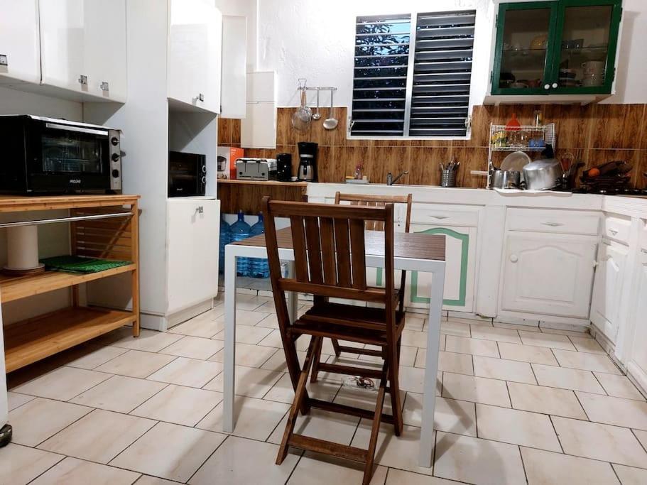 La Petite Maison, Spacieuse, Avec Jardin / Parking Sainte-Rose Bagian luar foto